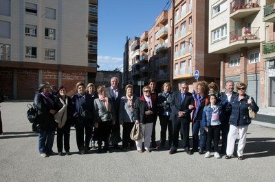 El paer en cap, amb els veïns i els comerciants de la zona, visintat les millores en el carrer del Bruc al Cappont.