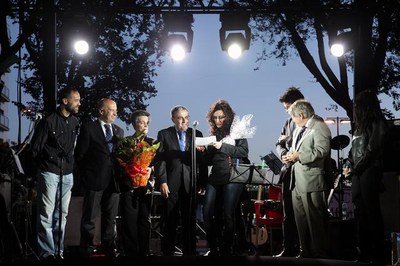 L’alcalde de Lleida ha acompanyat en aquest aniversari els propietaris i els clients del bar Comba destacant les quatre generacions que l’han regenta….