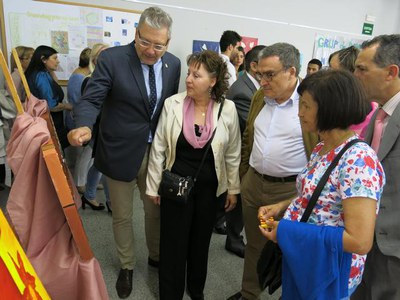 La mostra de costura i de pintura de les dones de Magraners s’emmarca en el programa de festes del barri.