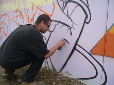 25 joves grafiters han fet aquest dissabte les seves creacions al marge esquerra del riu Segre, a Pardinyes.