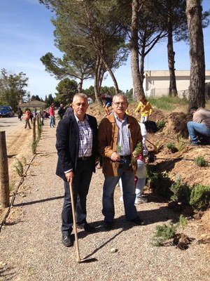 J.Gómez i Guillem Boneu han participat en la quarta edició de la plantada, que ha ampliat el Parc del Vilot de Sucs amb unes 600 plantes més.