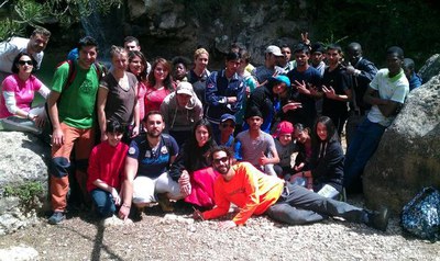 Una trentena de joves han fet la sortida als Avencs de la Febró a la Serra de Prades organtizada per la Regidoria de Joventut.