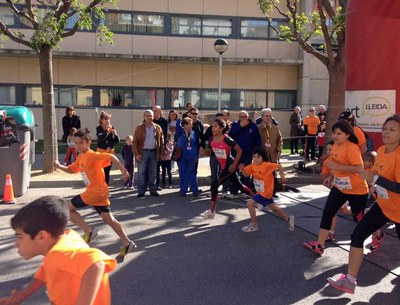 Moment de la sortida de la cursa de Balàfia d'1 Km de i caminada popular davant del Centre Cívic de Balàfia.