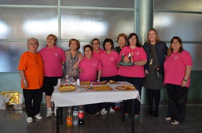 Neus Brocal ha vistiat el Grup de la Dona de Magraners que aquest mati ha fet el taller de rebosteria.