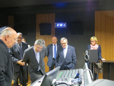 En la visita a les instal·lacions del Magical han pogut comprovar el funcionament de la tecnologia més avançada en matèria de postproducció de so i v….