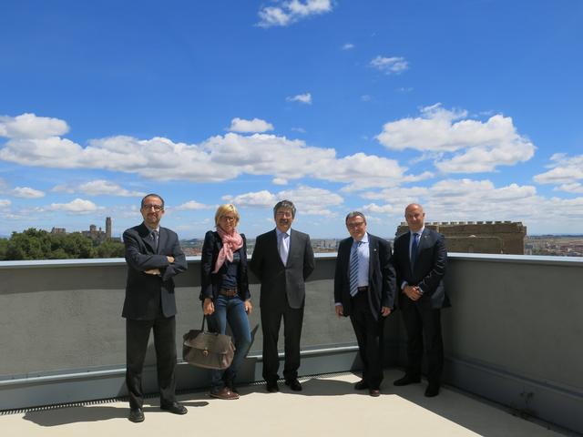 L'alcalde Àngel Ros, els tinents d'alcalde Montse Mínguez i Rafel Peris amb el Director General de Telefonica, Kim Faura, a l'edifici del Magical, al Turó de Gardeny.