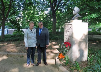 Àngel Ros i Núria Solé en l'ofrena floral al monòlit de Pablo Iglesias, fundador de la UGT.
