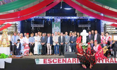 L'alcalde Ros i diveros paers, a la missa rociera, al recinte firal dels Camps Elisis.