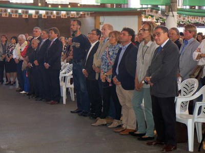 Les autoritats locals, en la celebracio de la Cruz de Mayo en el marc de la Feria de Abril.