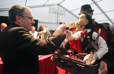 Àngel Ros ha inaugurat l’Espai PRO i la Fira del Llibre, que ha comptat amb l'ambientació dels protagonistes, titelles.