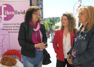 M.Rosa Ball parlant amb la presidenta de FibroLleida, Alexandra San Martin, en una de les taules informatives instal·lades l'Eix Comercial.