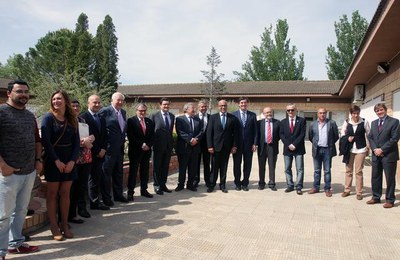 Foto de família de les autoritats i assistents a la inauguració del nou Centre de Formació de la COELL..