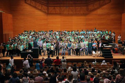 El paer en cap, Àngel Ros, ha compartit amb els infants i les famílies l’actuació.