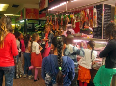 Uns 600 alumnes d'escoles de Lleida visiten durant el curs el Mercat Municipal de Ronda-Fleming dins del projecte educatiu municipal “Educació a l’Ab….