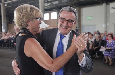 El paer en cap, compartint una estona de ball amb les assistents.