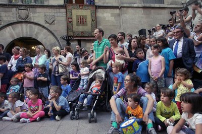 La plaça Paeria s'ha omplert de gom a gom de ciutadans i ciutadanes que no s'han volgut perdre l'inici de la festa.