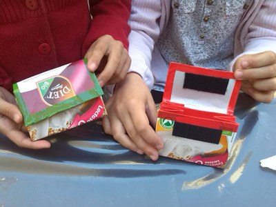 A la Carpa del Reciclatge, que dilluns estarà davant l'Auditori, amb motiu de la Festa Major de Maig, es fan diversos tallers de reciclatge, com el d….