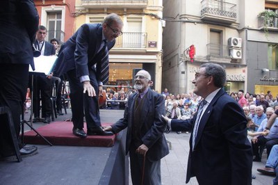 Àngel Ros, saludant Amadeu Urrea, en el concert de la Banda Municipal a la plaça de la Paeria.