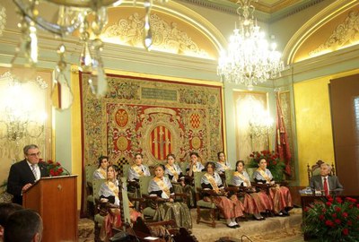 A.Ros ha glossat sobre els guardonats amb les medalles i les plaques de la Paeria.