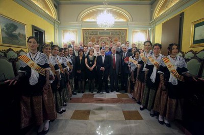 El pregó oficial, al Saló de Sessions, amb l'alcalde Ros, M. Parra, el pregoner, els homenatjats i les pubilles de la ciutat.