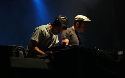 Ponent Roots, en acció, als Camps Elisis, en la revetlla de la festa major de divendres.