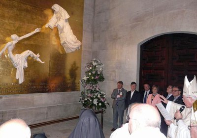 Ángel Ros i diversos paers, a la Catedral, on el bisbe ha beneït el grup escultòric dedicat a Santa Teresa de Jornet.