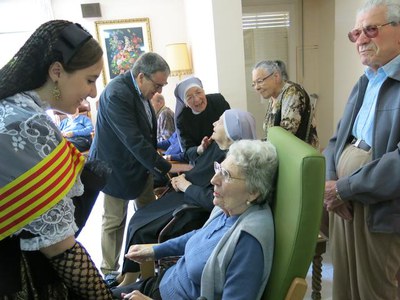 L'alcalde i les pubilles, compartint una estona amb els residents de les Germanetes dels Pobres.