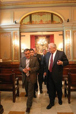 L'alcalde, el president de la Caixa, Ricard Fornesa i els directors generals, al saló de sessions.