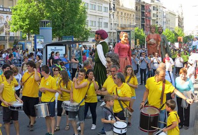 XXXI Trobada Gegantera, amb la plantada a la plaça de Blas Infante i la cercavila fins als Camps Elisis.