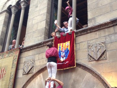 Al final de la diada castellera, l'alcalde i l'enxaneta, a la finestra de la Paeria.