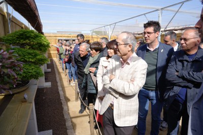 El cònsol general de Japó, Yasushi Sato, va fer la visita a l'Espai Bonsai acompanyat de l'alcalde, Miquel Pueyo.