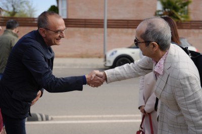 L'alcalde, Miquel Pueyo, saluda el cònsol general del Japó, Yasushi Sato.