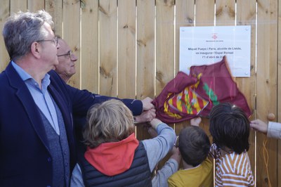 Moment de descoberta de la placa inaugural de l'Espai Bonsai a l'Arborètum.