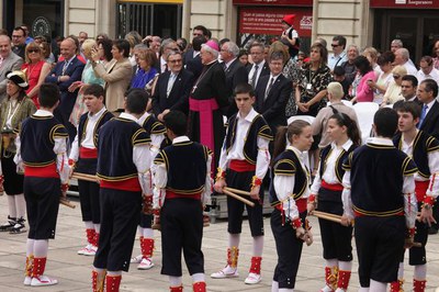 Els elements de cultura popular de la ciutat s’han aplegat a la Plaça Sant Joan oferint un espectacle únic.