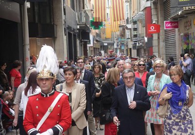La processó fins a la Plaça Sant Joan ha omplert de gom a gom l'Eix Comercial.