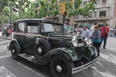 Les botzines dels vehicles històrics del club lleidatà s'han fet sonar, precedint la batalla de flors.