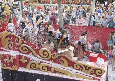 L'alcalde Ros i els regidors s'han sumat a la batalla de confeti.