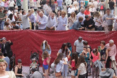 Una vintena de carrosses i comparses han desfilat per la rambla de Ferran a la Batalla de les Flors, sent un dels actes més representatius de la Fest….