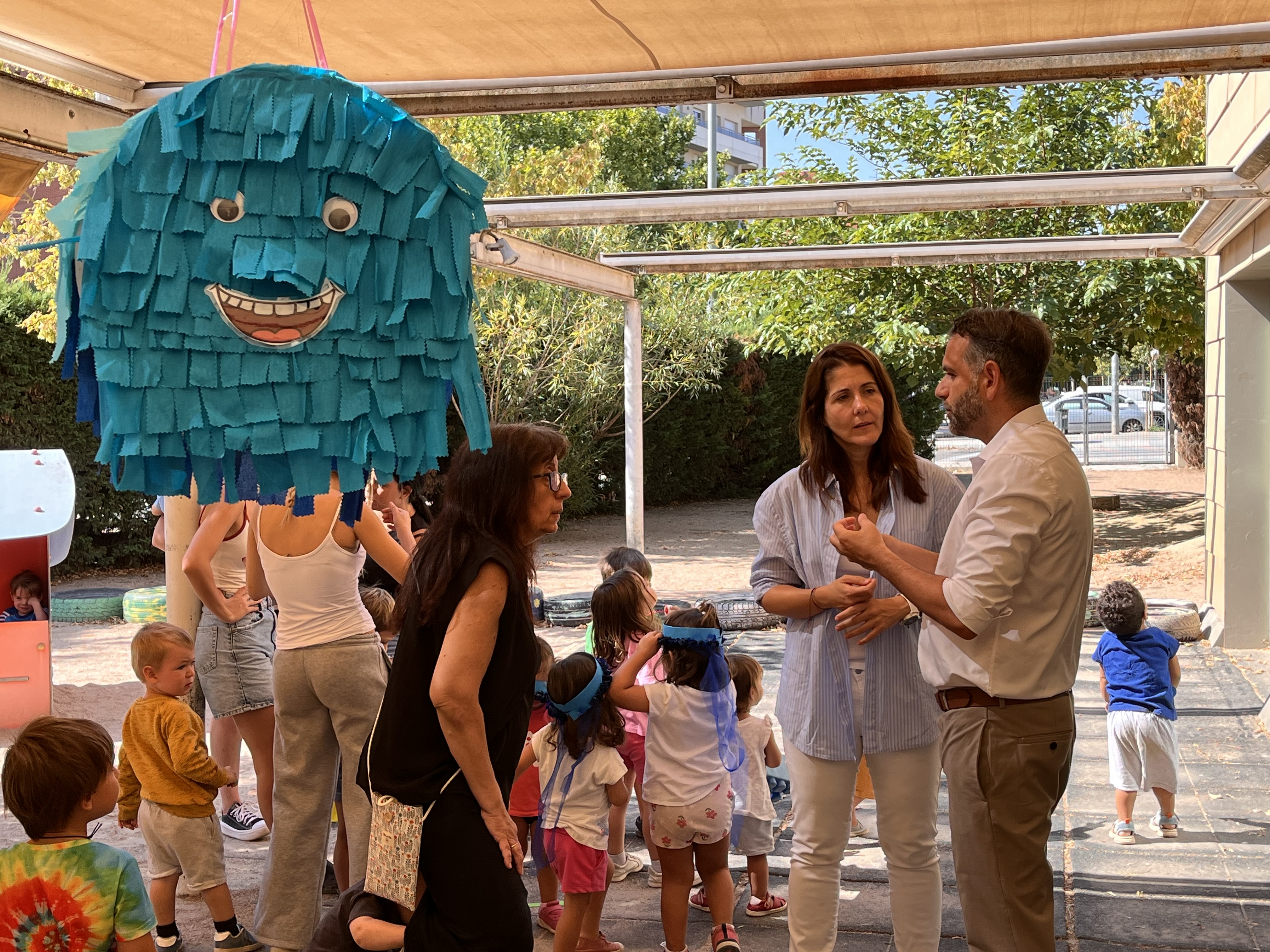 L'alcaldessa accidental, Cristina Morón, i el regidor de Joventut, Educació i Ocupació, Xavi Blanco, a l'EBM La Mitjana