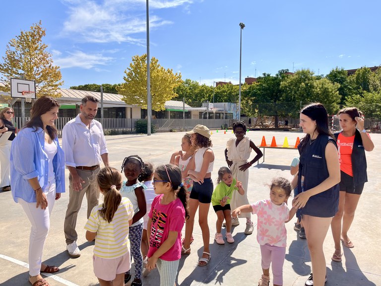 L'alcaldessa accidental, Cristina Morón, i el regidor de Joventut, Educació i Ocupació, Xavi Blanco, a l'Escola La Mitjana
