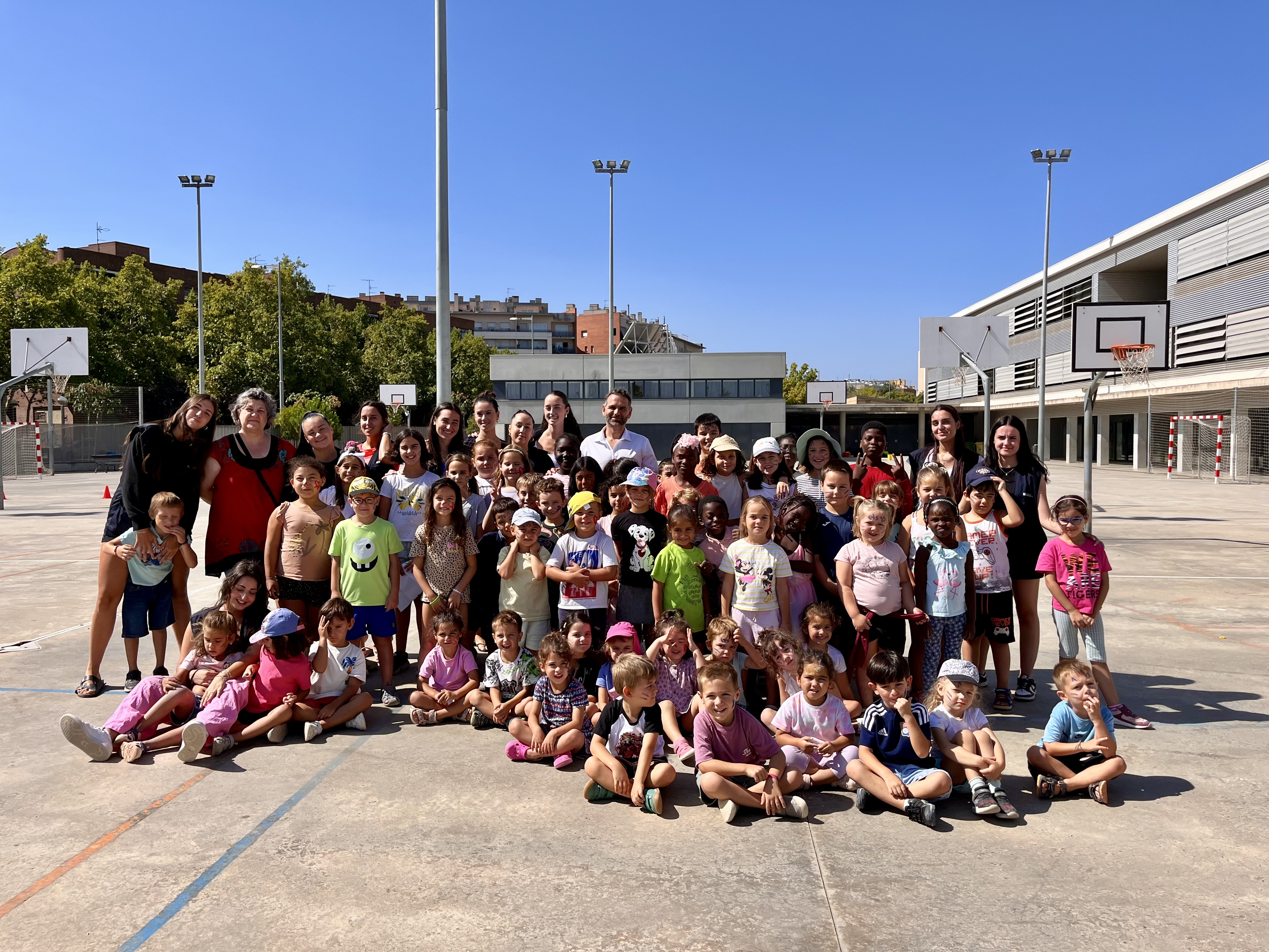 L'alcaldessa accidental, Cristina Morón, i el regidor de Joventut, Educació i Ocupació, Xavi Blanco, amb els nens i les nenes d'"Estiu de Joc", a l'Escola La Mitjana