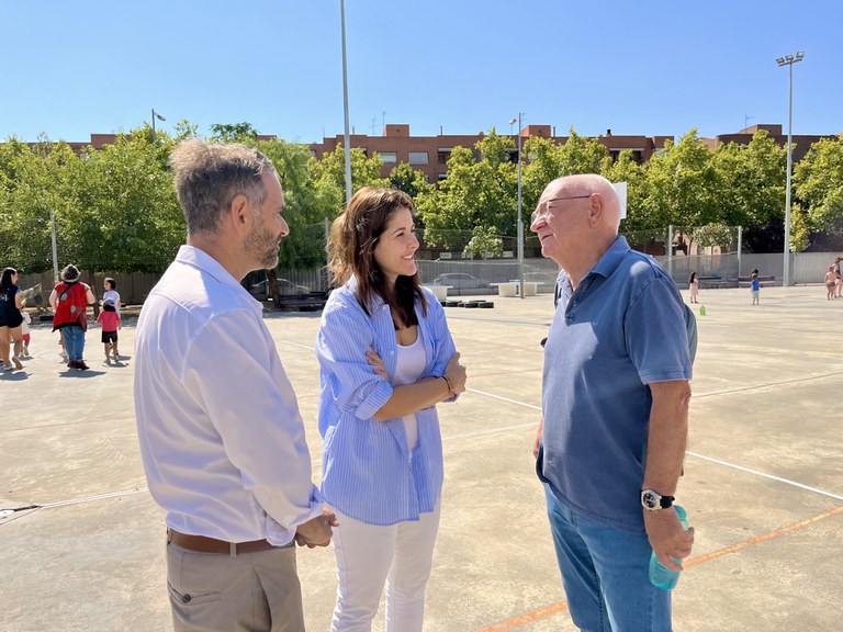 L'alcaldessa accidental, Cristina Morón, i el regidor de Joventut, Educació i Ocupació, Xavi Blanco, amb el president de la Fundació Verge Blanca, Joan Saura, a l'Escola La Mitjana