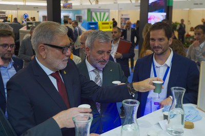 Tast d'aigua a l'estand d'Aqualia, l'empresa concessionària d'aquest servei a la ciutat de Lleida..
