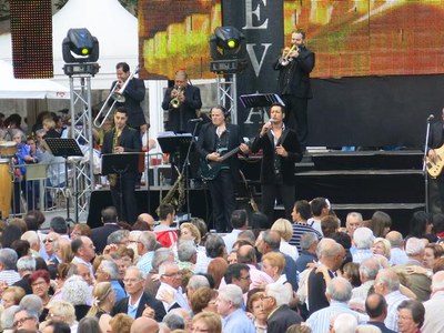 L'orquestra Nueva Alaska ha posat el ritme i la música abans de finalitzar la Festa Major de Sant Anastasi, que culminarà aquesta nit amb el gran cas….