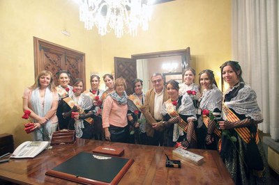 L'alcalde Ros i la tinenta d'alcalde Montse Parra han agraït a les Pubilles la seva participació a la Festa..