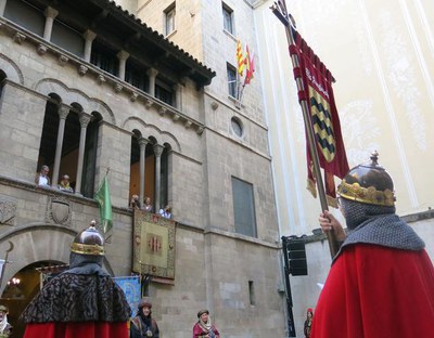La recreació de les Ambaixades dels Moros i Cristians s'ha fet a la plaça de la Paeria.