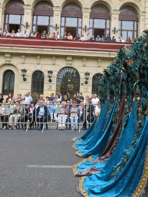 La desfilada de Moros i Cristians ha passat per davant de la Paeria, lluïnt vestits i ornaments.