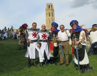 L'alcalde, amb representants dels dos bàndols, abans de la desfilada, a la concentració a la Seu Vella..