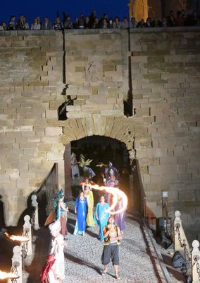 L'alcalde i diversos regidors, a la batalla entre moros i cristians, que s'ha lliurat al pont llevadís de la Seu Vella.