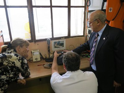 La tinenta d'alcalde i regidora de Seguretat Ciutadana, Sara Mestres, juntament amb el President de l'Associació de Col·laboradors de Protecció Civil….